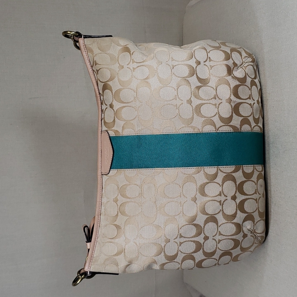 COACH SIGNITURE CANVAS SHOULDER BAG BFPM-12-205. Not the style I thought.